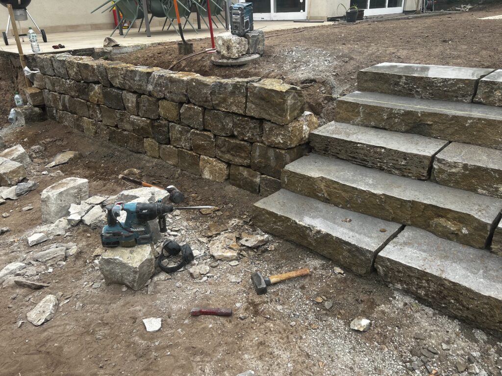 Mauer der beiden Ebenen während der Bauphase
